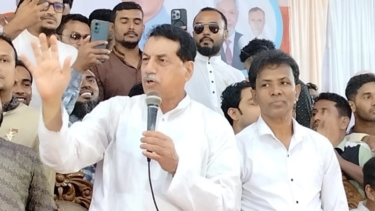 নরসিংদীতে কর্মিসভায় বক্তব্য দেন খায়রুল কবির খোকন। ছবি : কালবেলা