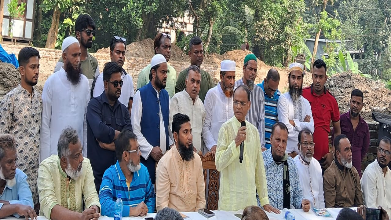 বক্তব্য রাখছেন অ্যাডভোকেট আব্দুস সালাম আজাদ। ছবি : কালবেলা
