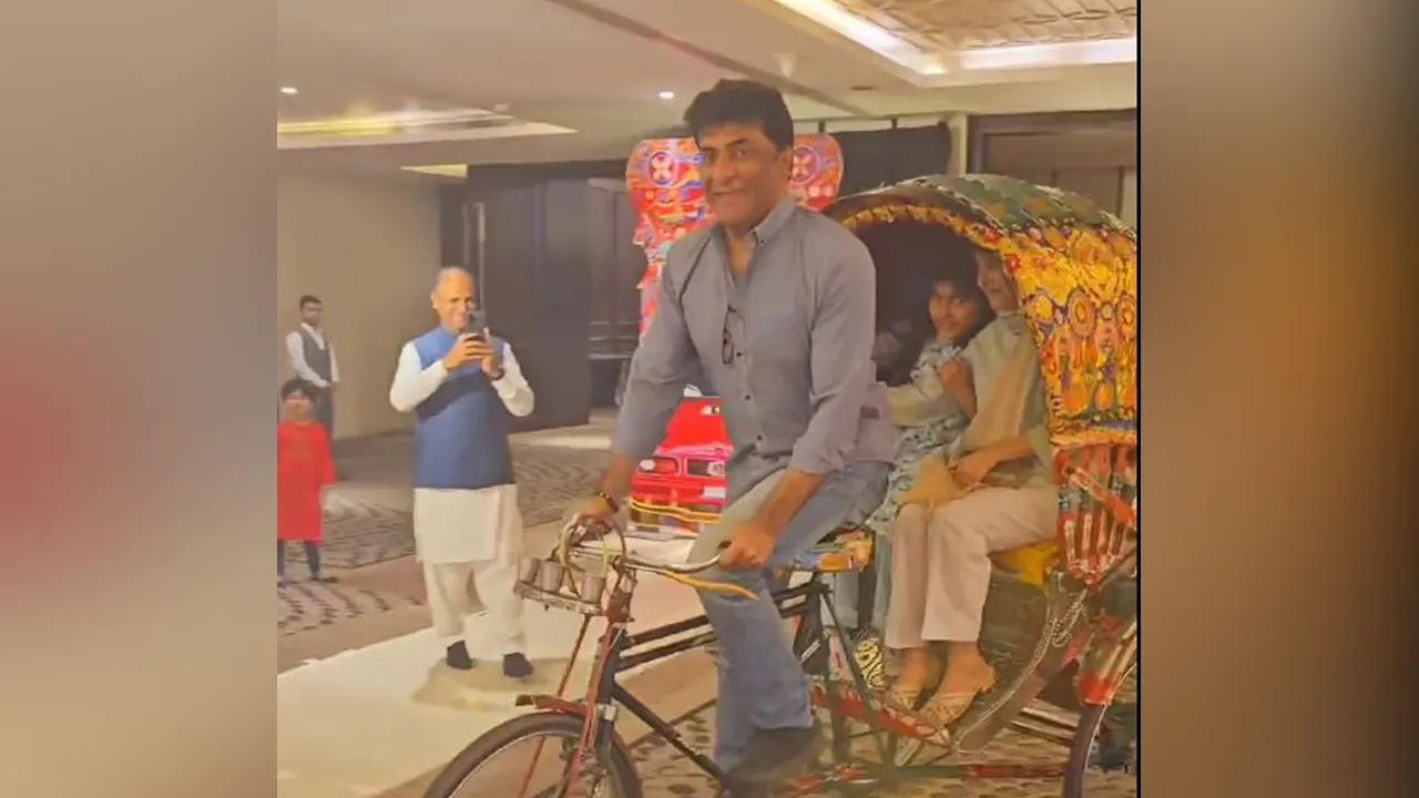 ঢাকায় রিকশা চালালেন পাকিস্তানি হাইকমিশনার সৈয়দ আহমেদ মারুফ। ছবি : সংগৃহীত