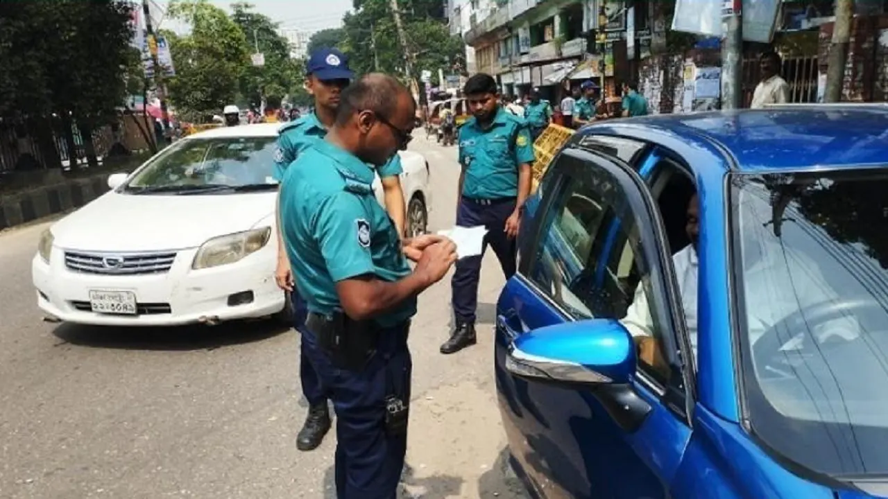 ট্রাফিক আইন লঙ্ঘনে জরিমানা ৯৮ লাখ টাকা, মামলা ২৭০৯। পুরোনো ছবি
