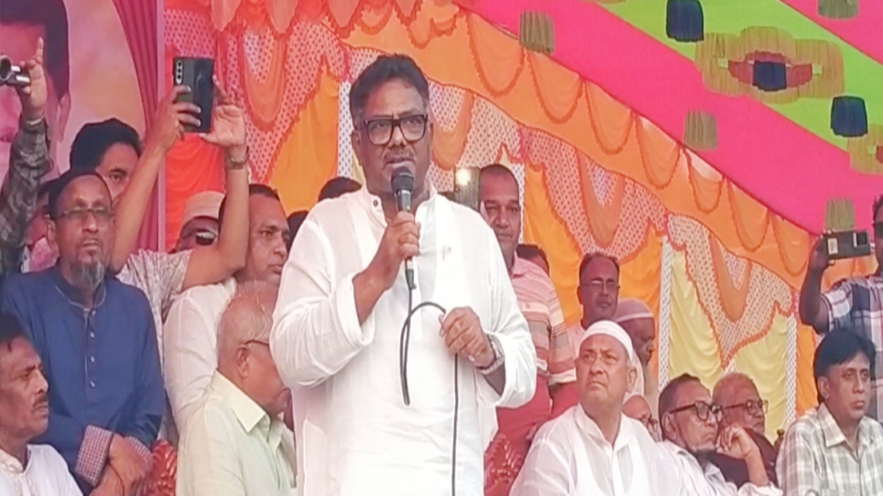 নাটোরে সমাবেশে বক্তব্য রাখেন রুহুল কুদ্দুস তালুকদার দুলু। ছবি : কালবেলা