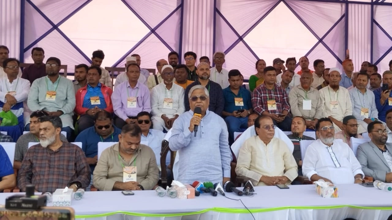 লালমনিরহাটে জেলা বিএনপি আয়োজিত এক অনুষ্ঠানে বক্তব্য রাখেন বিএনপির ভাইস চেয়ারম্যান বরকত উল্লাহ বুলু। ছবি : কালবেলা