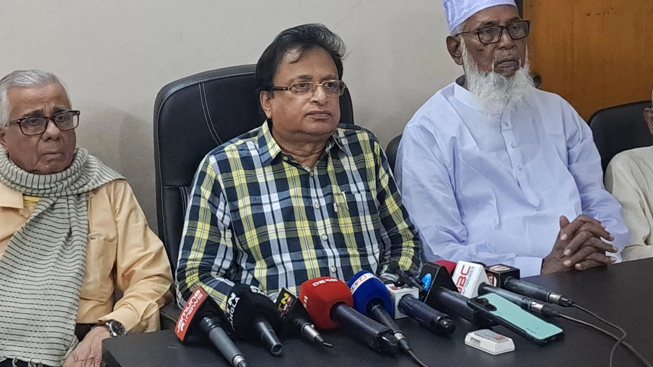 সংবাদ সম্মেলনে যাত্রী অধিকার সংরক্ষণ ফোরামের নেতারা। ছবি : কালবেলা