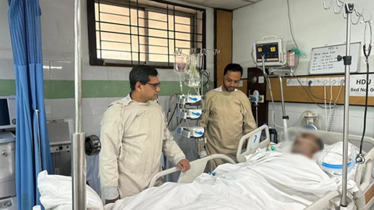 ব্লগার ইভানের চিকিৎসার খোঁজ নিতে আমরা বিএনপি পরিবারের প্রতিনিধি দল। ছবি : কালবেলা