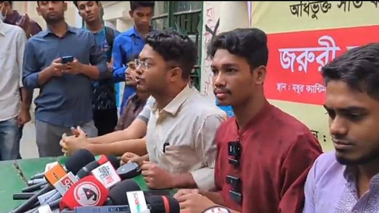 ঢাকা বিশ্ববিদ্যালয়ের মধুর ক্যান্টিনে আয়োজিত সংবাদ সম্মেলনে শিক্ষার্থীরা। ছবি : কালবেলা