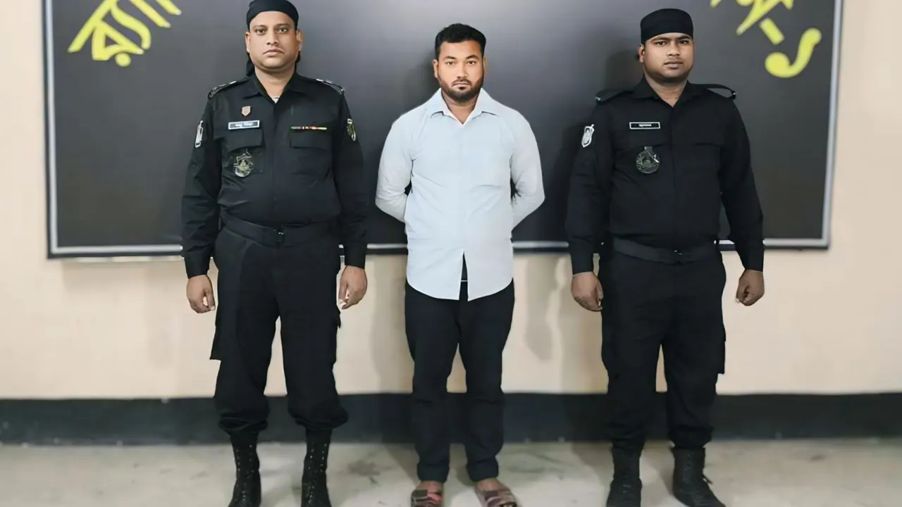 র‌্যাবের হাতে গ্রেপ্তার আবু বক্কর সিদ্দিক। ছবি : কালবেলা