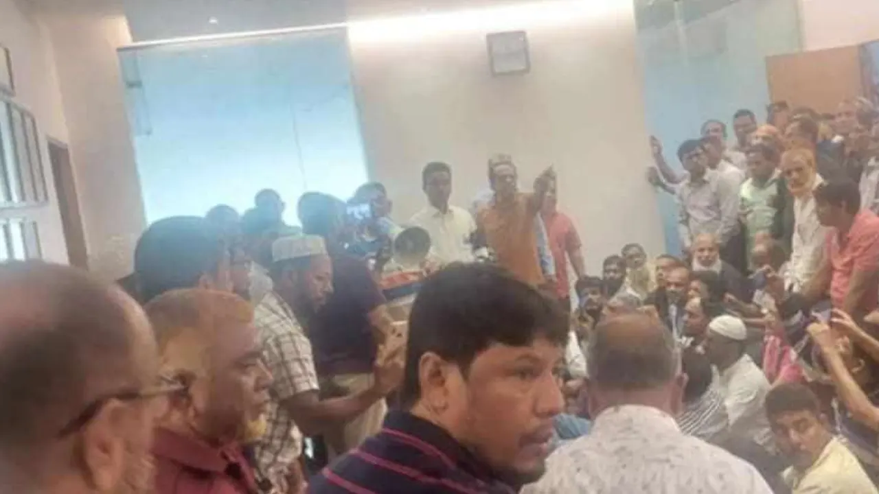 প্রতিষ্ঠানের দুই ডিএমডিকে ওয়াসা ভবন থেকে বের করে দিয়েছেন বিএনপিপন্থি শ্রমিক-কর্মচারীরা। ছবি : কালবেলা