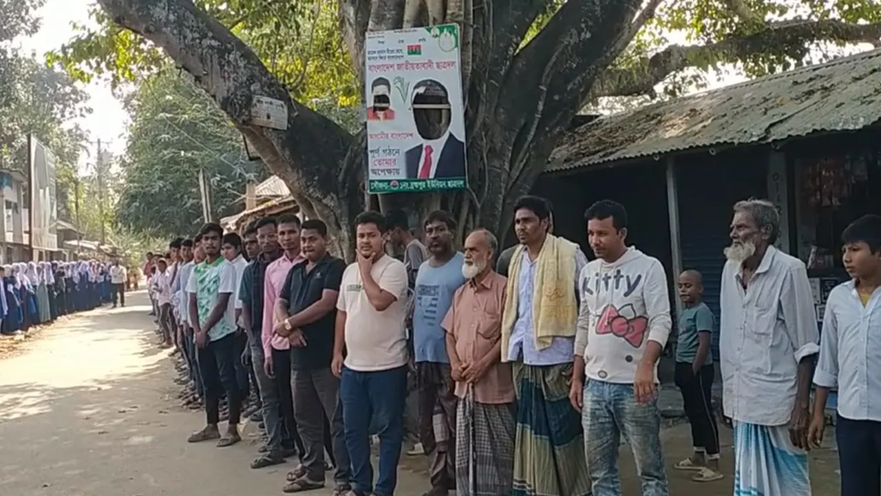 নাটোরের নলডাঙ্গায় তারেক রহমান ও এম রুহুল কুদ্দুস তালুকদার দুলুর ছবি কেটে ফেলার প্রতিবাদে মানববন্ধন। ছবি : কালবেলা