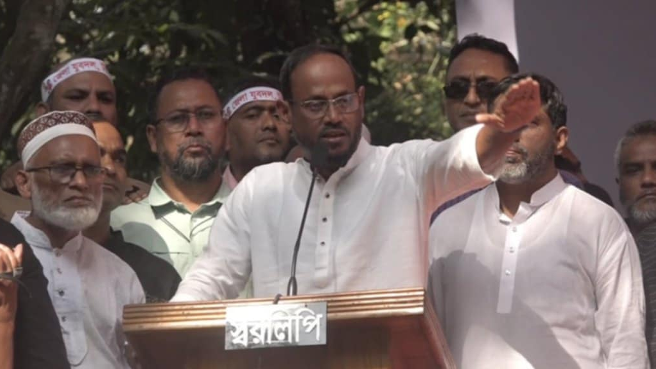 টাঙ্গাইলে স্মরণ সভায় বক্তব্য দেন সুলতান সালাউদ্দিন টুকু। ছবি : কালবেলা