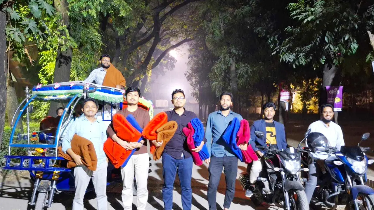 ঢাকা বিশ্ববিদ্যালয়ে নৈশপ্রহরী ও কর্মচারীদের মাঝে ছাত্রশিবিরের শীতবস্ত্র বিতরণ। ছবি : কালবেলা
