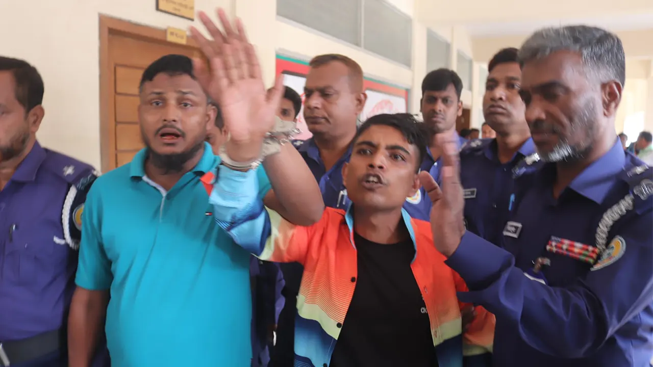 বরিশালে গৃহবধূকে ধর্ষণের ঘটনায় দণ্ডিতরা আদালতে। ছবি : কালবেলা