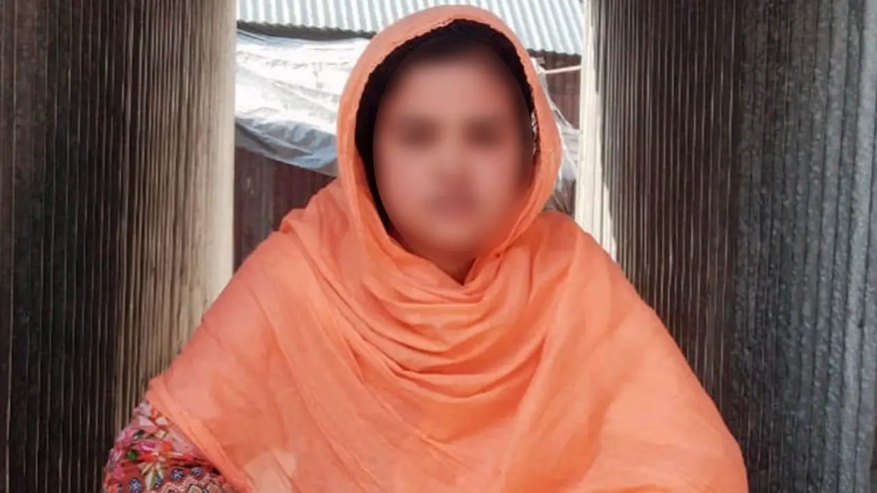 বিয়ের দাবিতে শিক্ষকের বাড়িতে কলেজছাত্রীর অনশনরত কলেজছাত্রী। ছবি : কালবেলা