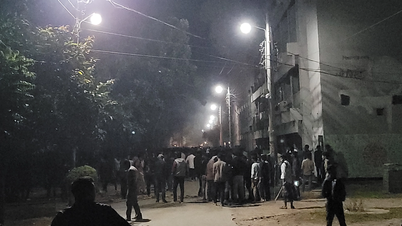 সংঘর্ষকে কেন্দ্র করে বিভাগ দুটির শিক্ষার্থীরা লাঠিসোঁটাসহ ক্যাম্পাসে অবস্থান নিয়েছেন। ছবি : কালবেলা