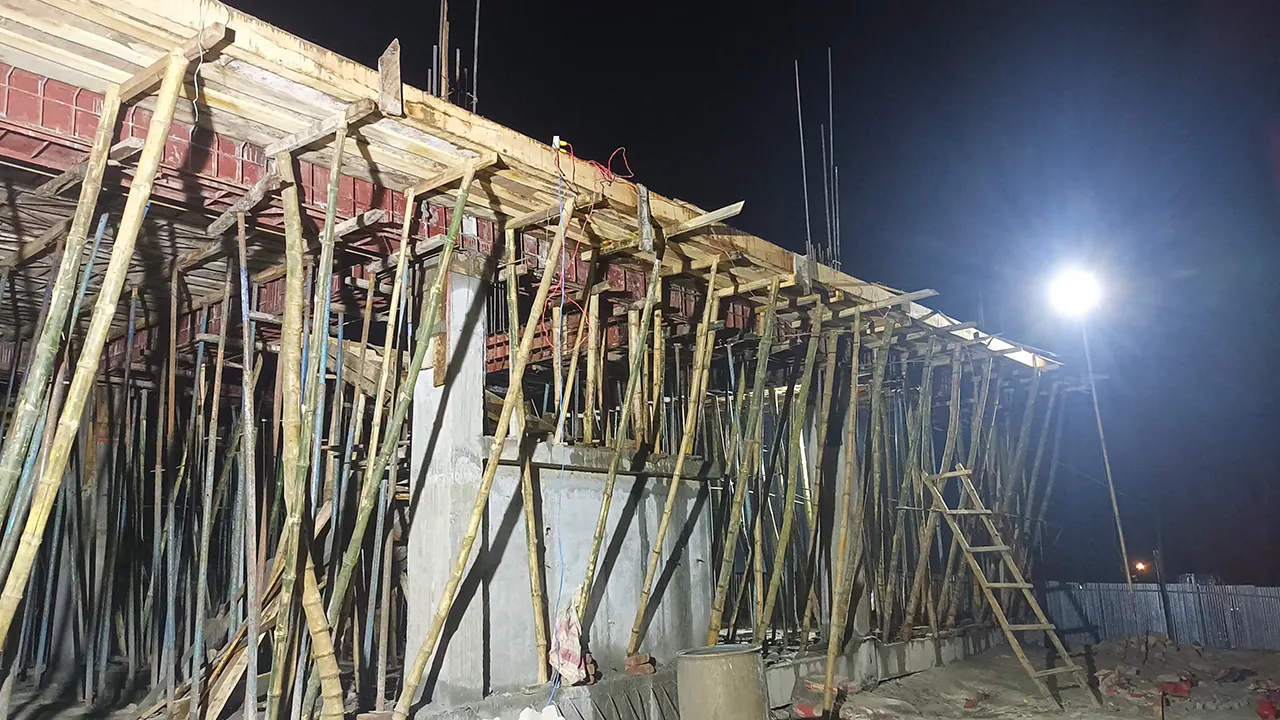 কুড়িগ্রামের চিলমারী নদী বন্দরে নিম্নমানের সামগ্রী দিয়ে কাজ করায় ঢালাই বন্ধ করে দেওয়া হয়। ছবি : কালবেলা