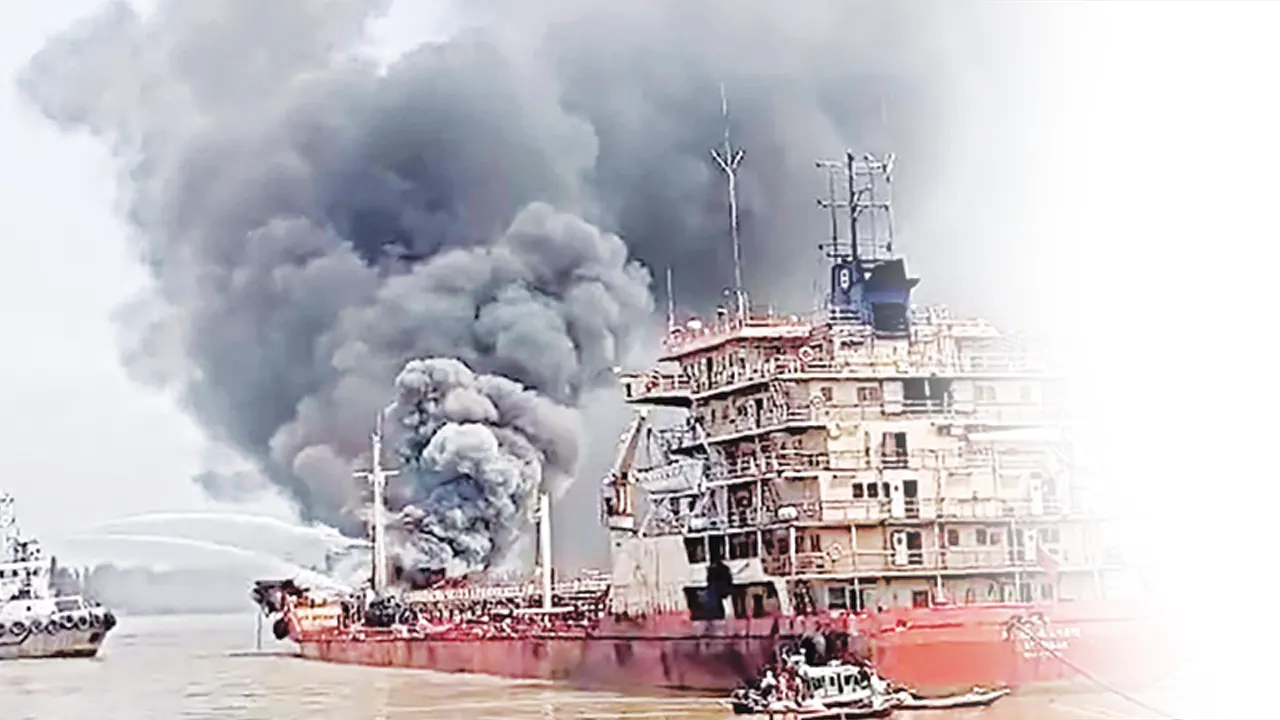 নাবিকের অসতর্কতায় জাহাজে আগুন