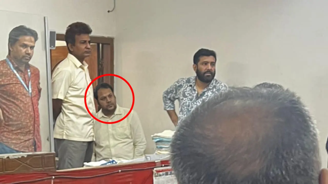 এজলাসে উত্তেজিত কামরুল ইসলামের ছেলে ডা. তানজির ইসলাম অদিত। ছবি : কালবেলা