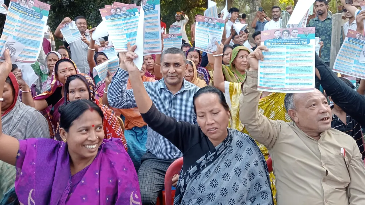 রাষ্ট্র কাঠামো মেরামতের ৩১ দফার লিফলেট বিতরণ ও গণসংযোগকালে করেন যুবদলের কেন্দ্রীয় সাধারণ সম্পাদক নুরুল ইসলাম নয়ন। ছবি : কালবেলা