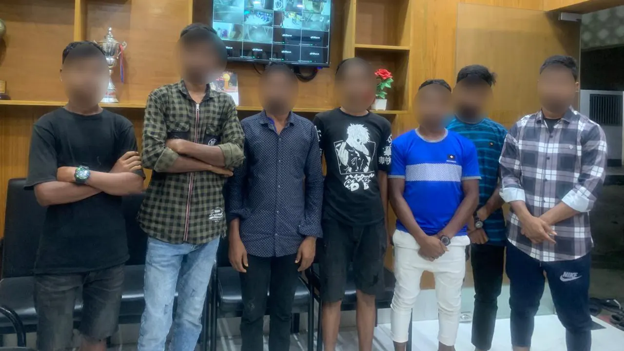বিশেষ অভিযানে তাদের আটক করা হয়। ছবি : কালবেলা