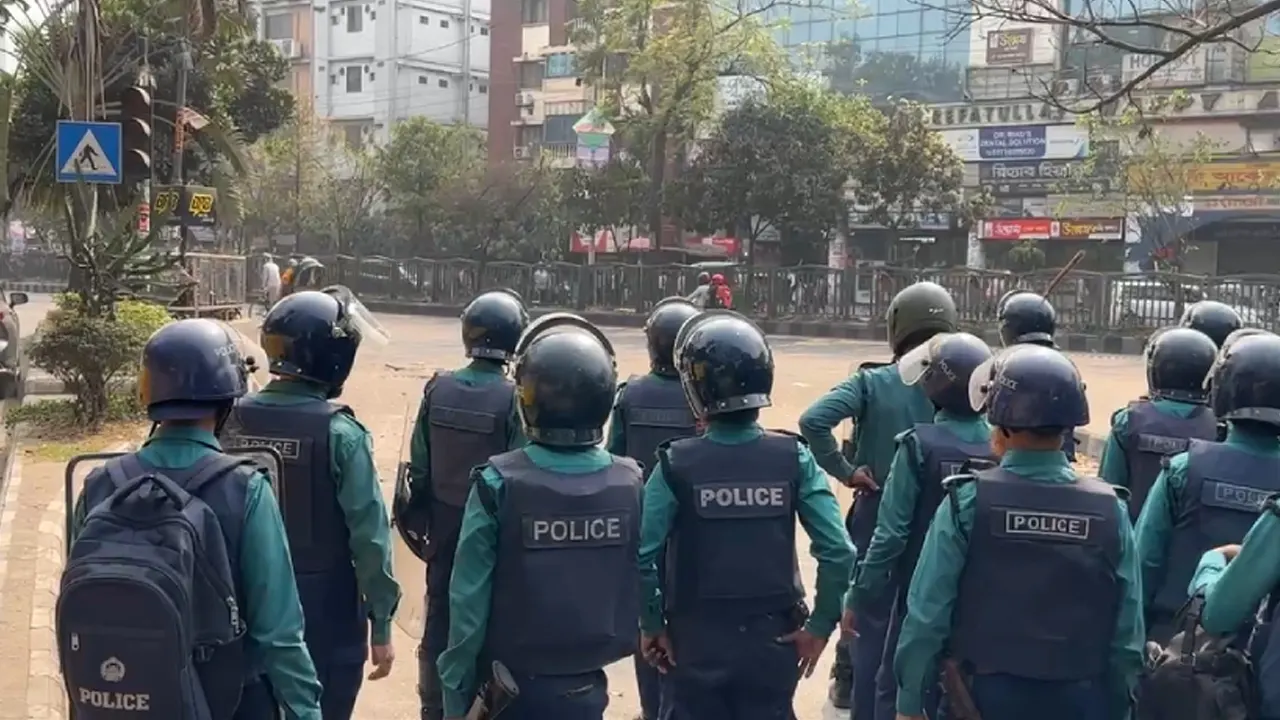 সায়েন্সল্যাবে শিক্ষার্থীদের অবরোধ, কঠোর অবস্থানে রয়েছে পুলিশ। ছবি : সংগৃহীত