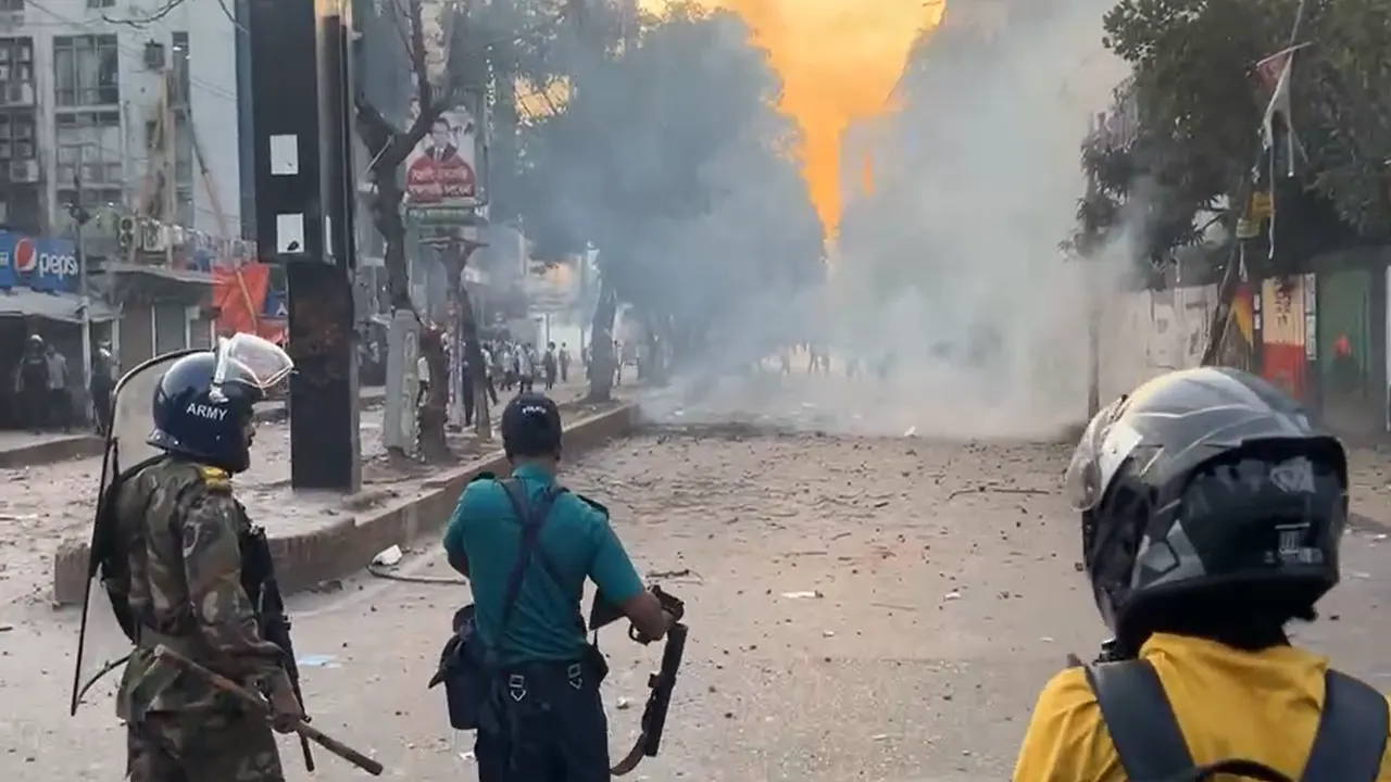 সংঘর্ষ থামাতে পুলিশের কাঁদানে গ্যাস নিক্ষেপ। ছবি : সংগৃহীত