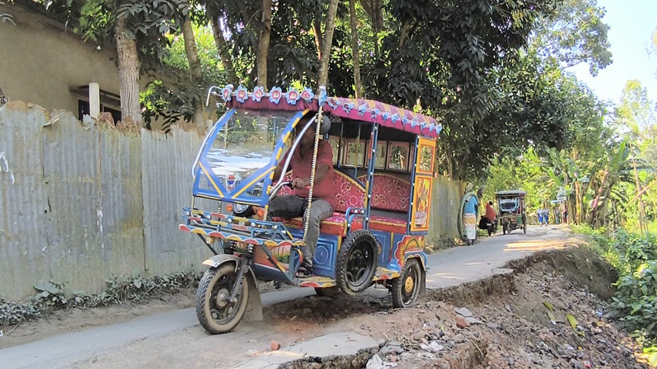 ধসে পড়া সড়কে ঝুঁকি নিয়ে চলাচল। ছবি : কালবেলা