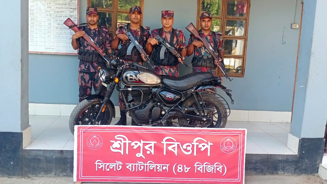 জব্দ রয়্যাল এনফিল্ড। ছবি : কালবেলা
