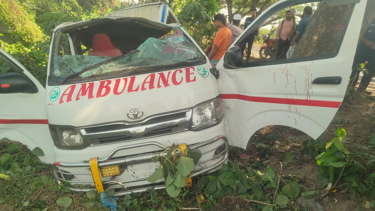 ঢাকার ধামরাইয়ে লাশবাহী গাড়ি নিয়ে ফেরার পথে একজন নিহত। ছবি : কালবেলা