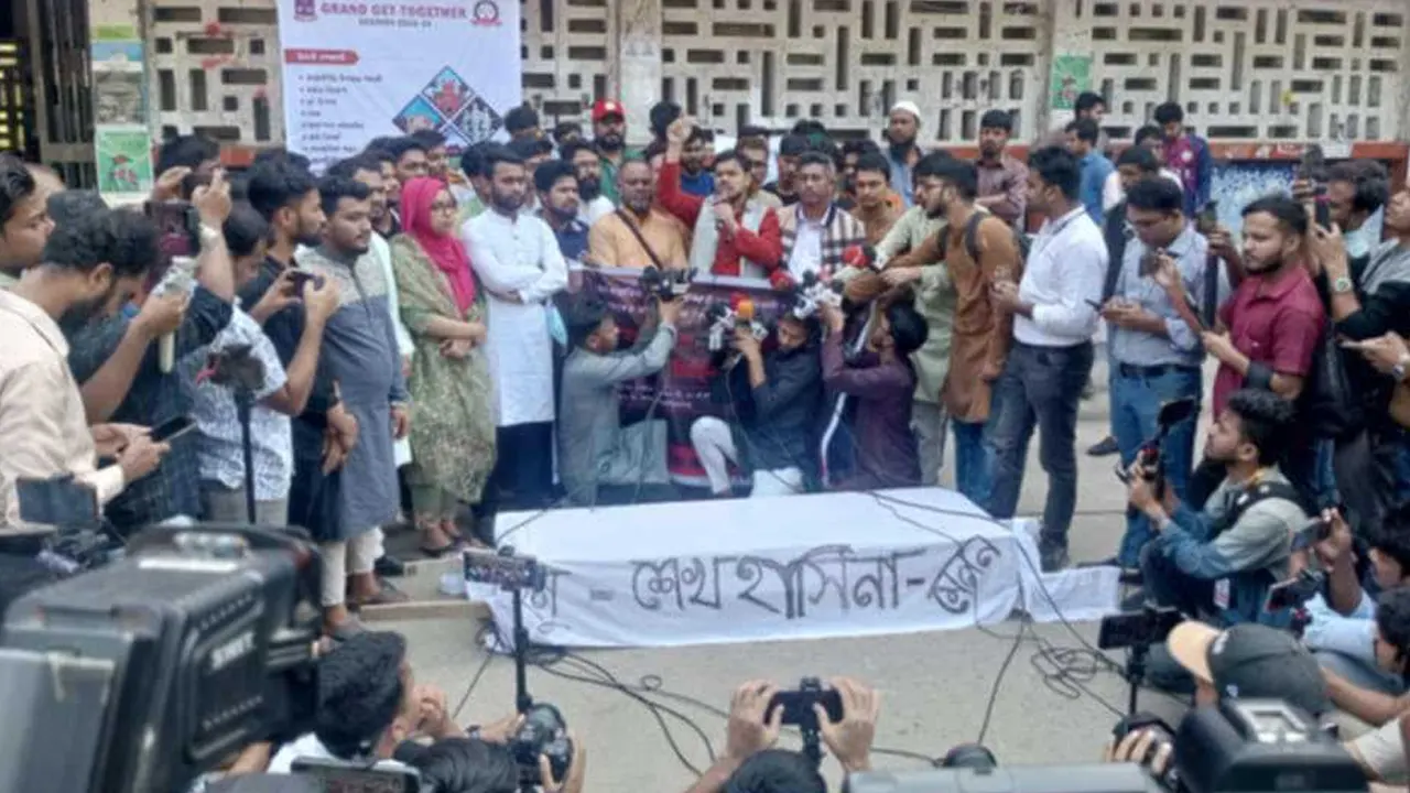 ঢাকা বিশ্ববিদ্যালয়ে ‘ফ্যাসিবাদের কফিন মিছিল’ করেন শিক্ষার্থীরা। ছবি : কালবেলা