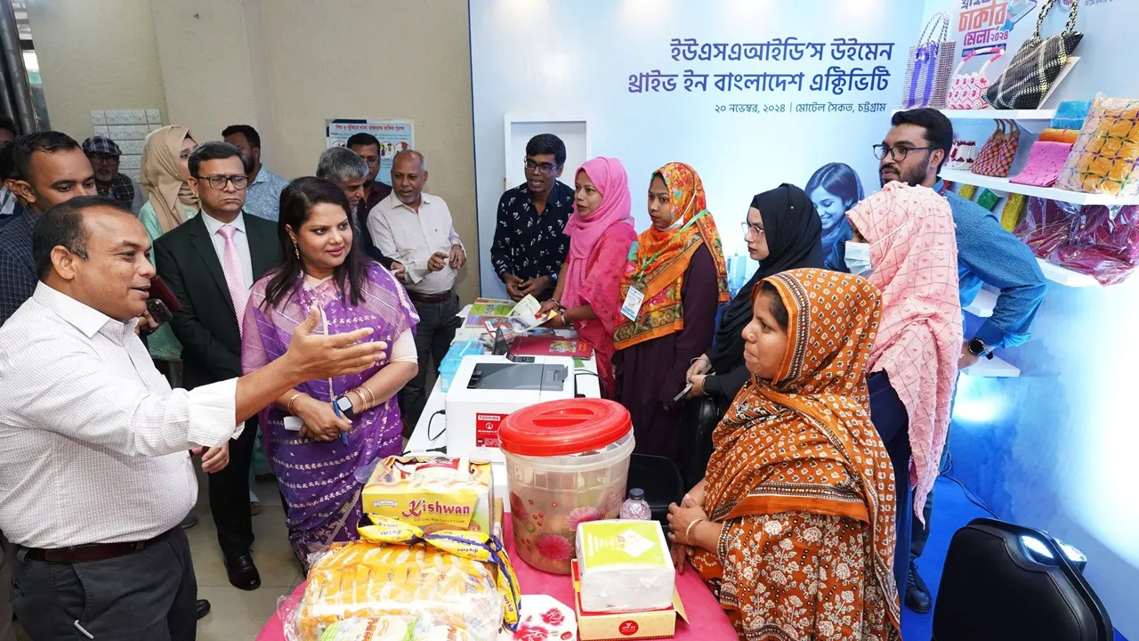 নিয়োগকর্তাদের সঙ্গে চাকরিপ্রত্যাশী নারী কর্মীদের সাক্ষাৎকার। ছবি : সংগৃহীত