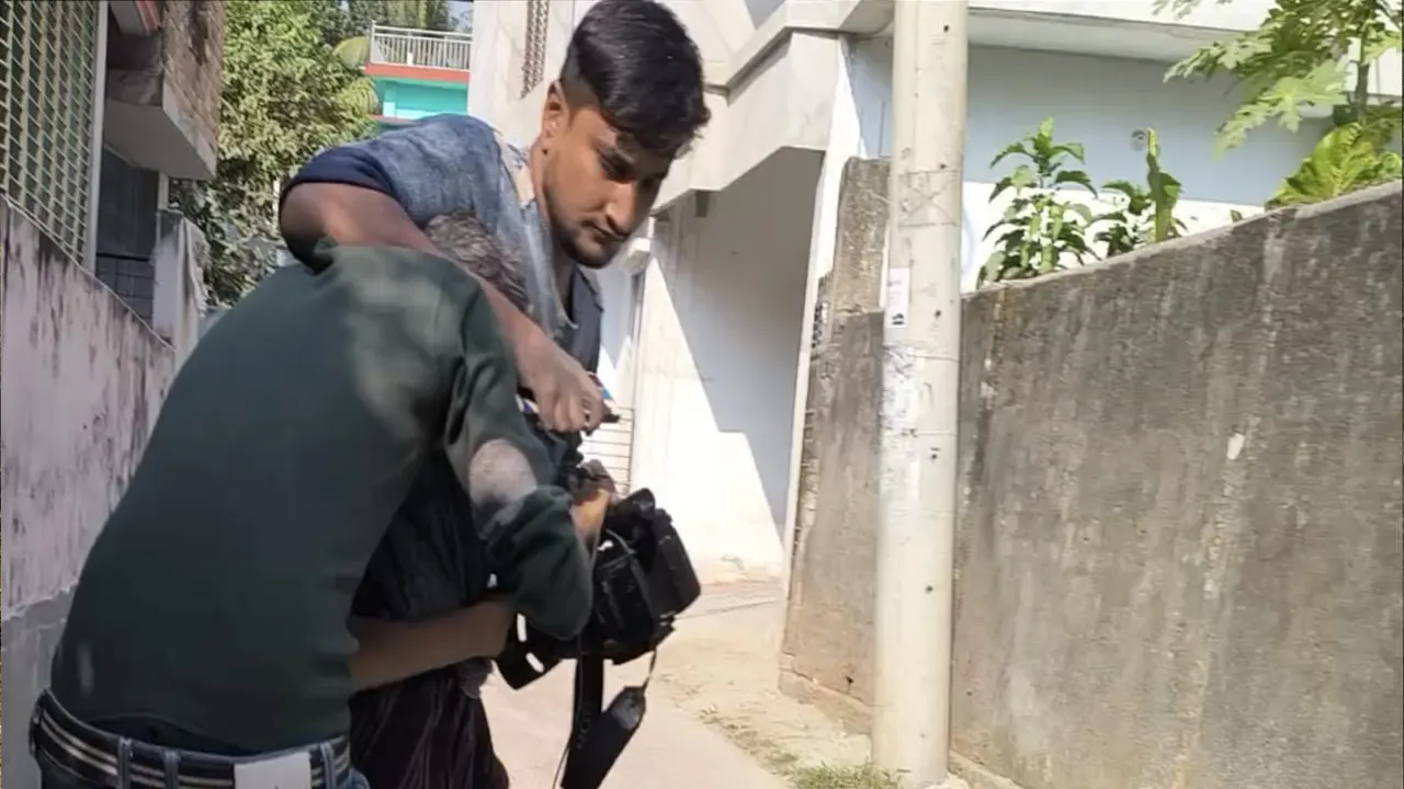 সাংবাদিকের ওপর হামলা। ছবি : সংগৃহীত