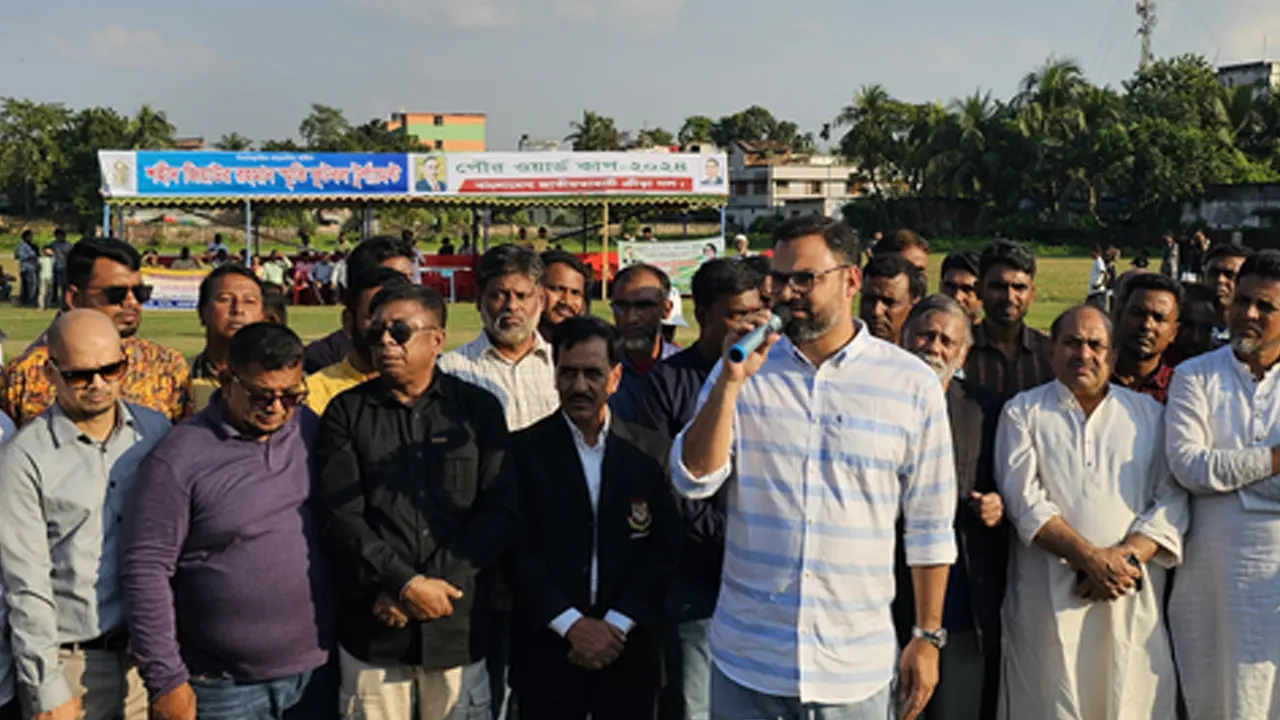 শহীদ জিয়াউর রহমান স্মৃতি নওগাঁ পৌর আন্তঃওয়ার্ড গোল্ডকাপ ফুটবল টুর্নামেন্টের উদ্বোধনী অনুষ্ঠান। ছবি : কালবেলা