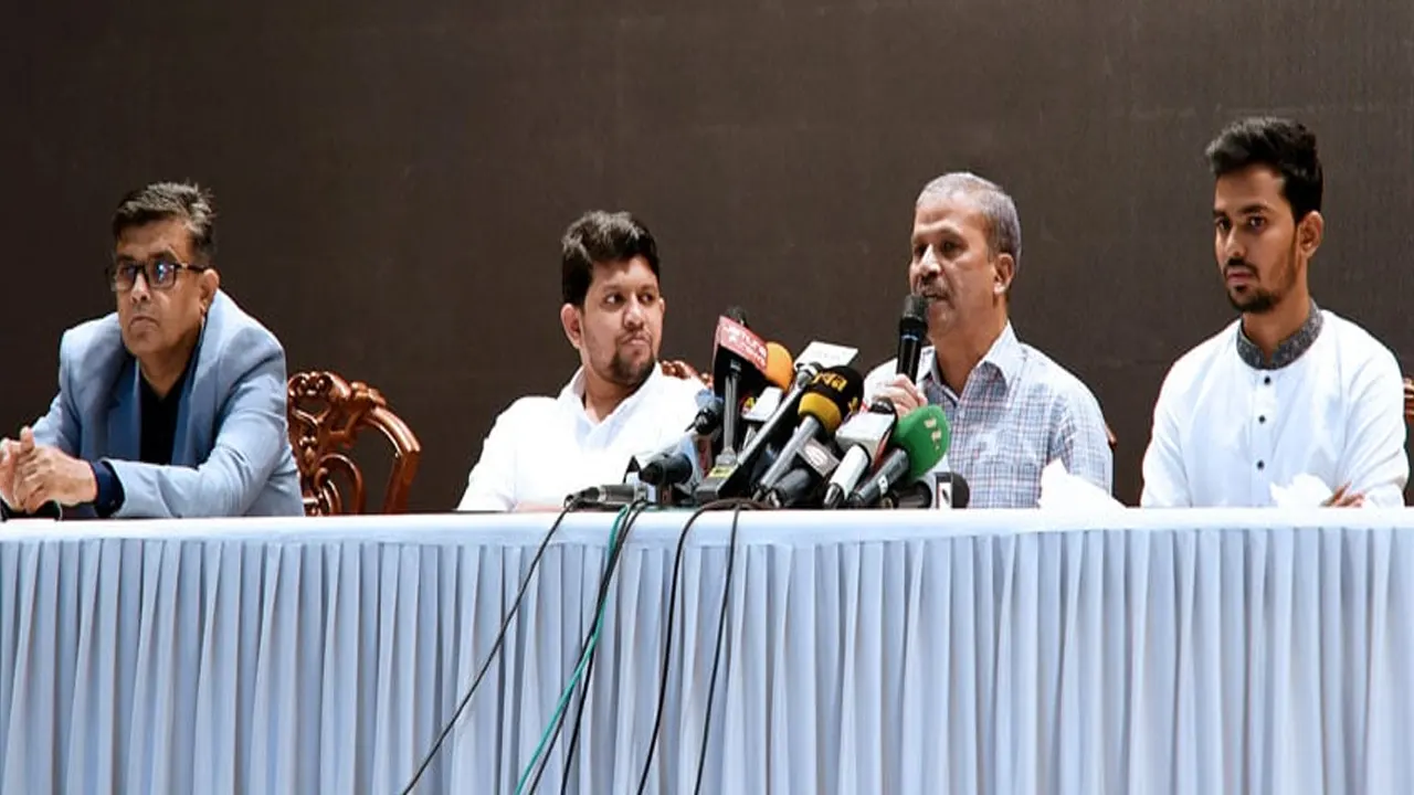 বুধবার সন্ধ্যায় ফরেন সার্ভিস একাডেমিতে প্রেস ব্রেফিংয়ে কথা বলেন আইন উপদেষ্টা ড. আসিফ নজরুল। ছবি : বাসস