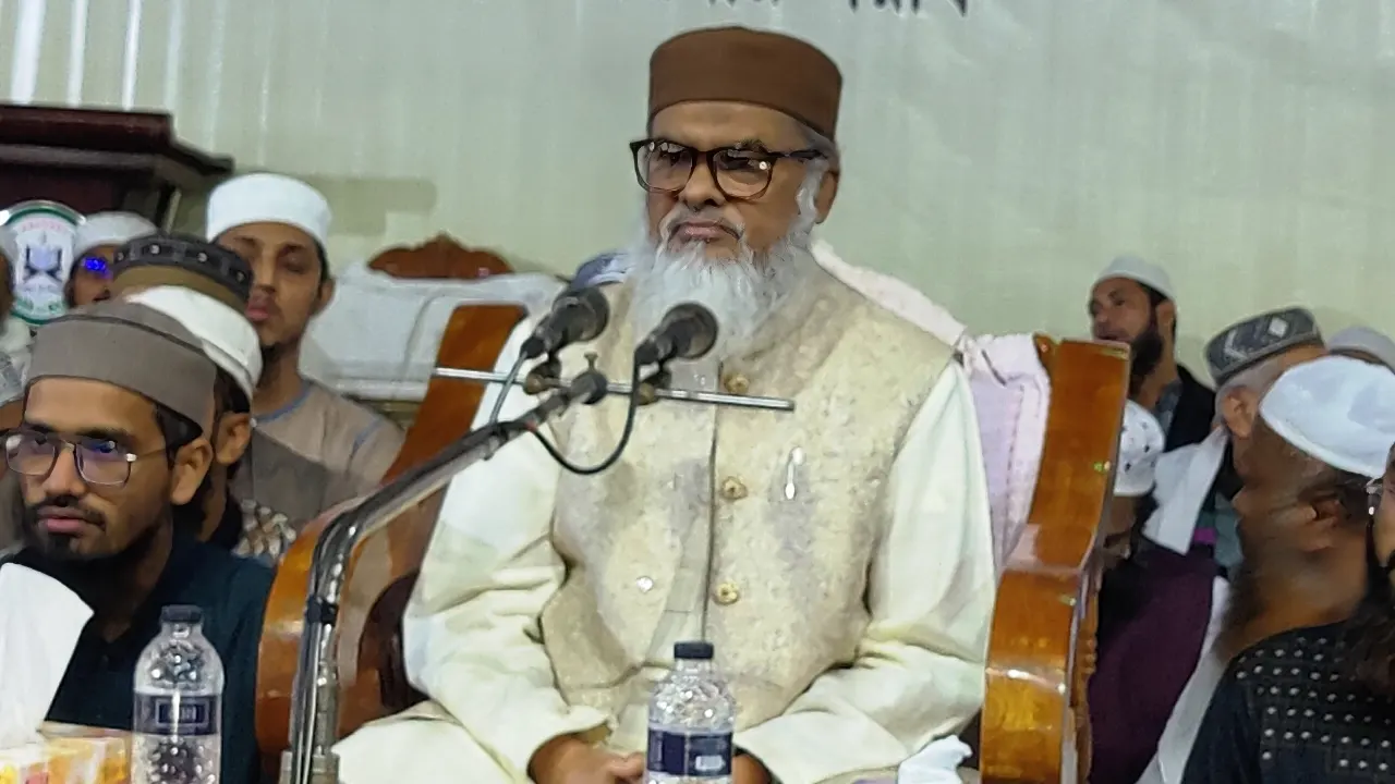 দোয়া-মাহফিলে ধর্ম উপদেষ্টা ড. আ ফ ম খালিদ হোসেন। ছবি : কালবেলা