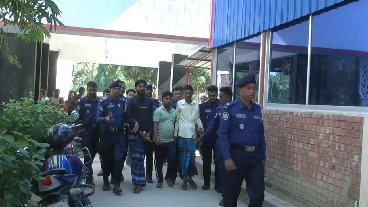 কুষ্টিয়া দৌলতপুরে মা ও শিশু হত্যা মামলায় মৃত্যুদণ্ডপ্রাপ্তরা আদালত প্রাঙ্গণে। ছবি : কালবেলা