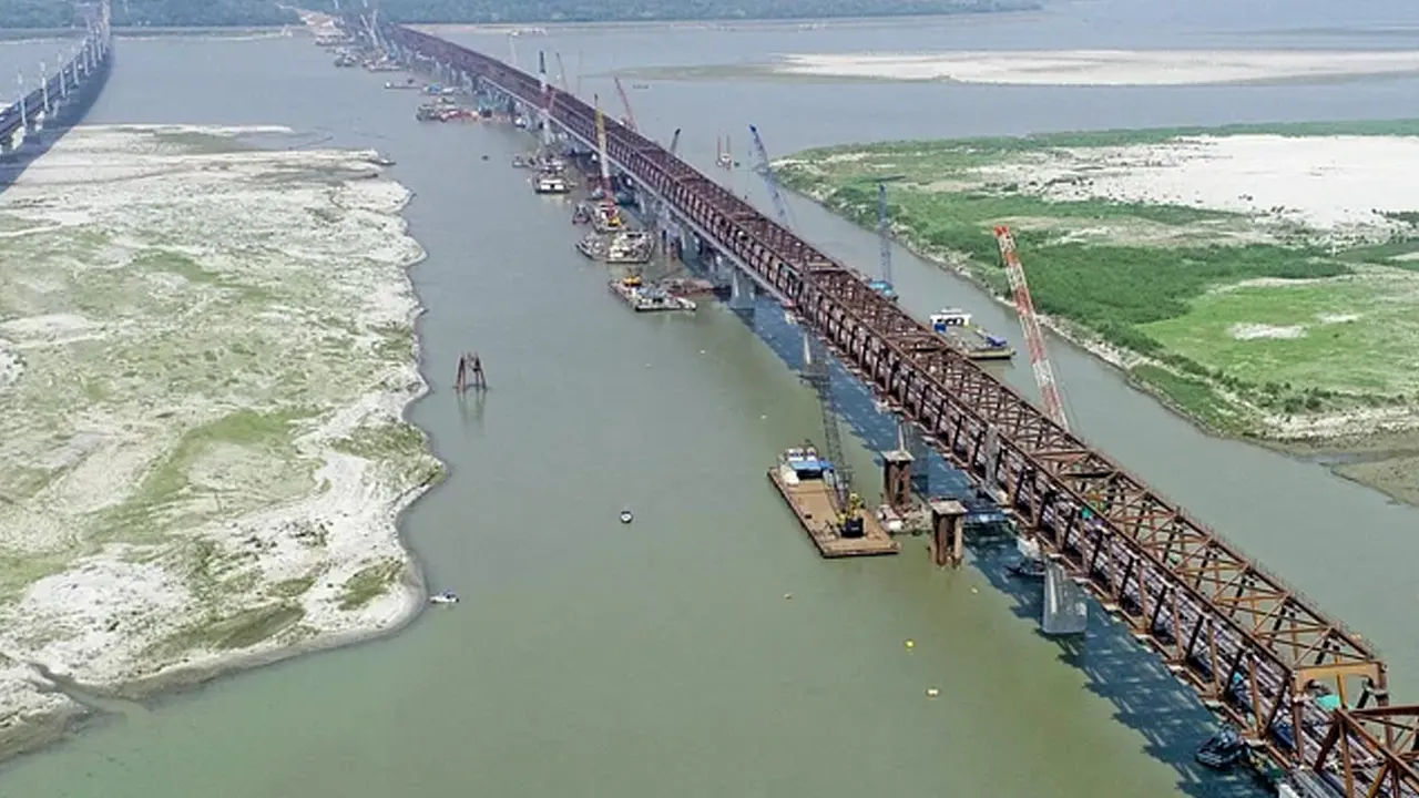 যমুনা নদীর বুকে সম্পূর্ণ দৃশ্যমান হয়েছে যমুনা রেলসেতু। ছবি : সংগৃহীত