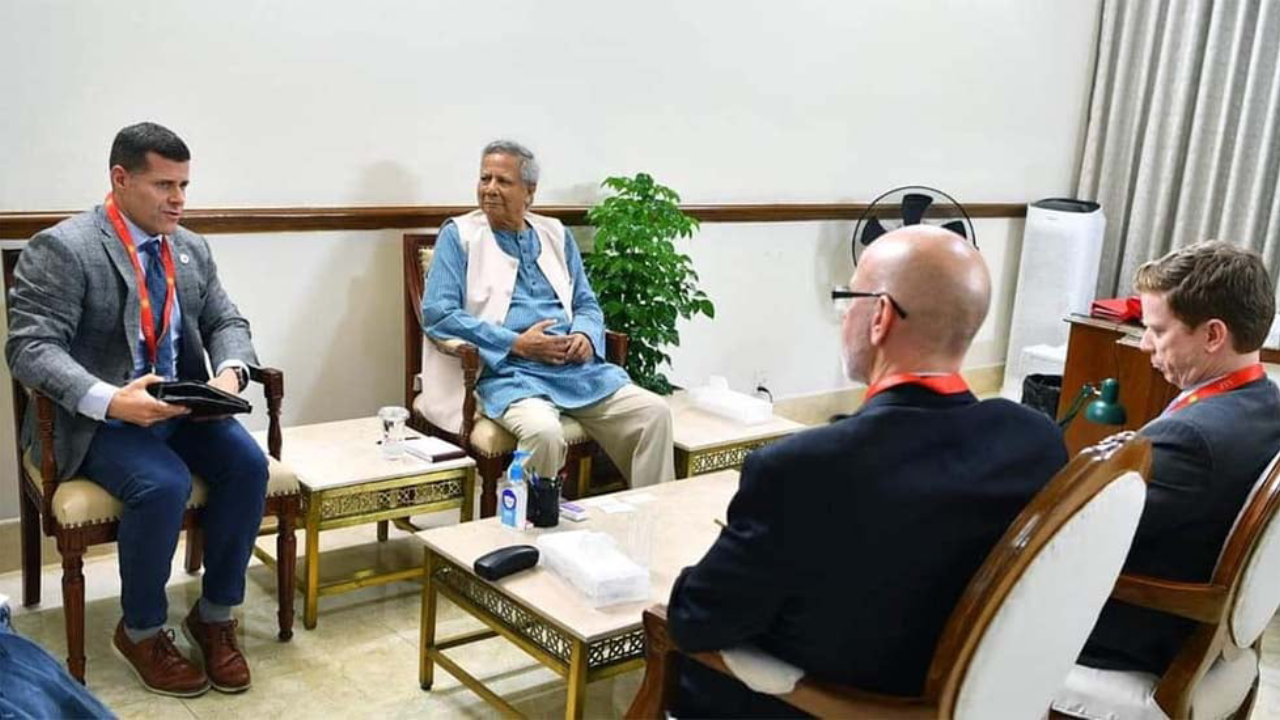 যমুনায় ইন্টারন্যাশনাল রিপাবলিকান ইনস্টিটিউটের ঊর্ধ্বতন কর্মকর্তাদের সঙ্গে সাক্ষাৎকালে অন্তর্বর্তী সরকারের প্রধান উপদেষ্টা ড. ইউনূস। ছবি : সংগৃহীত