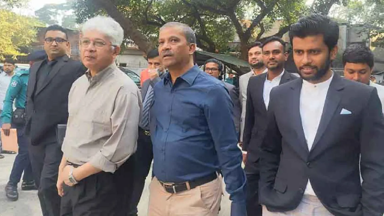 আন্তর্জাতিক অপরাধ ট্রাইব্যুনালের মূল ভবনের সংস্কারকাজ পরিদর্শন করতে যান আইন উপদেষ্টা অধ্যাপক আসিফ নজরুল ইসলাম ও গণপূর্ত উপদেষ্টা আদিলুর রহমান খান। ছবি : সংগৃহীত