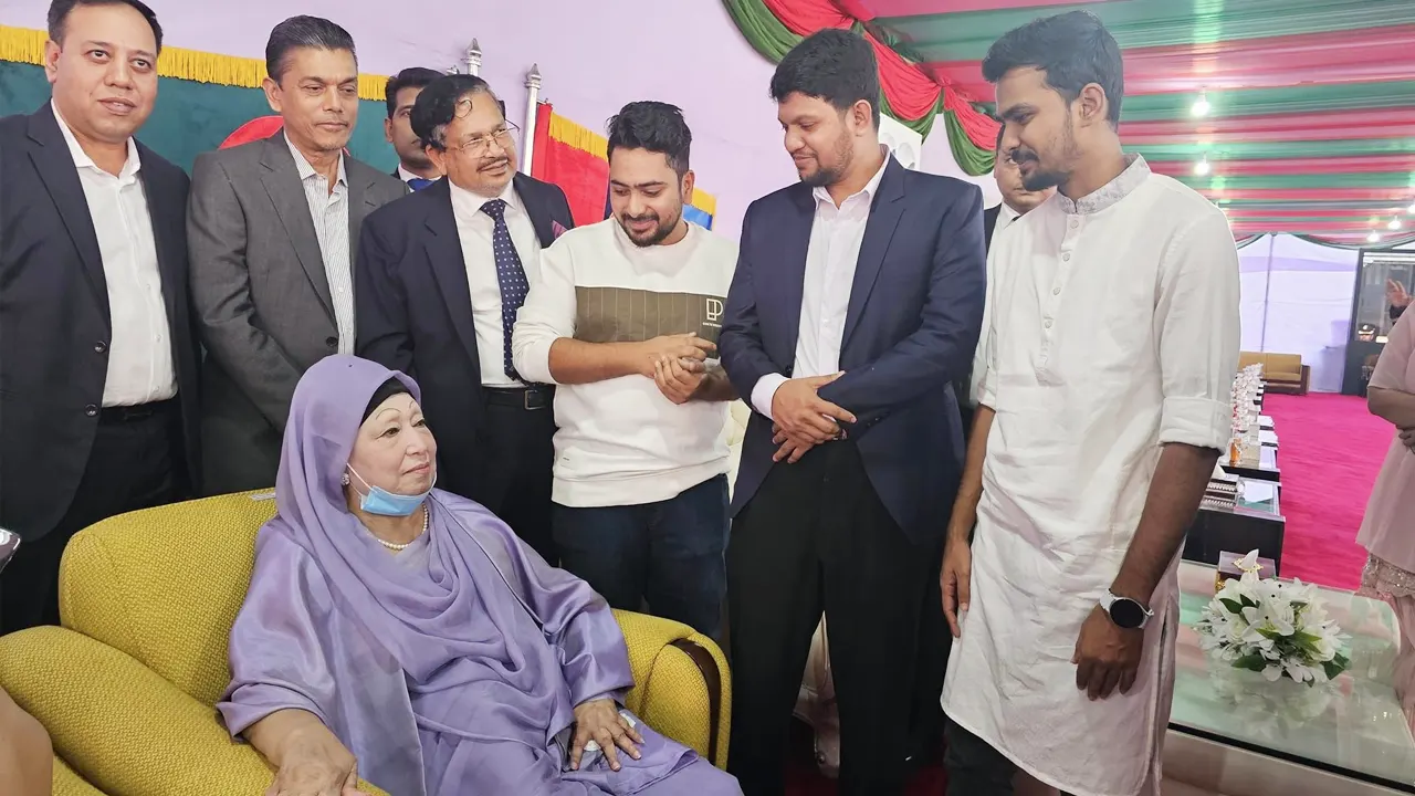 সেনাকুঞ্জে বিএনপি চেয়ারপারসন খালেদা জিয়া। ছবি : সংগৃহীত