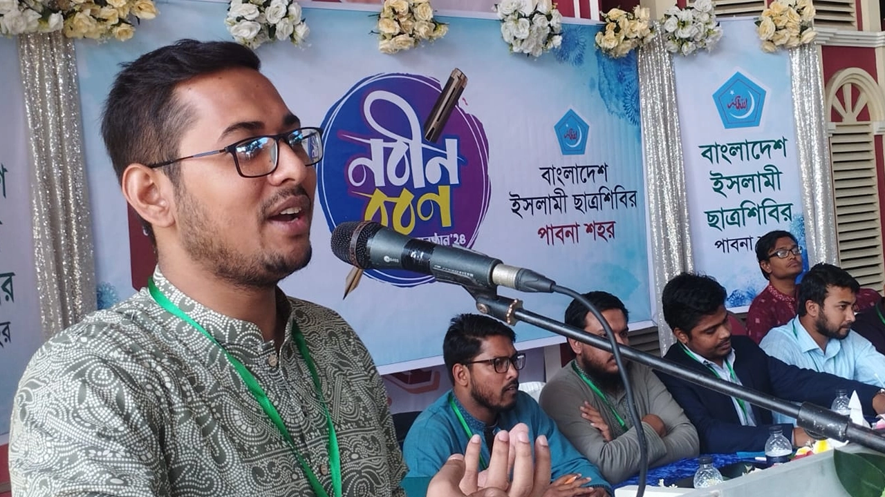 পাবনা বিজ্ঞান ও প্রযুক্তি বিশ্ববিদ্যালয়ে নবীনবরণ অনুষ্ঠানে বক্তব্য দেন শিবিরনেতা আজিজুর রহমান আজাদ। ছবি : কালবেলা