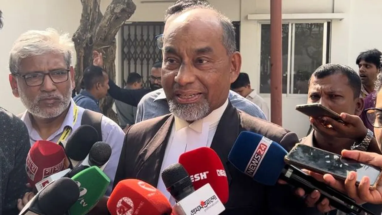 সাংবাদিকদের সঙ্গে কথা বলছেন এহসানুল হক সমাজী। ছবি : কালবেলা