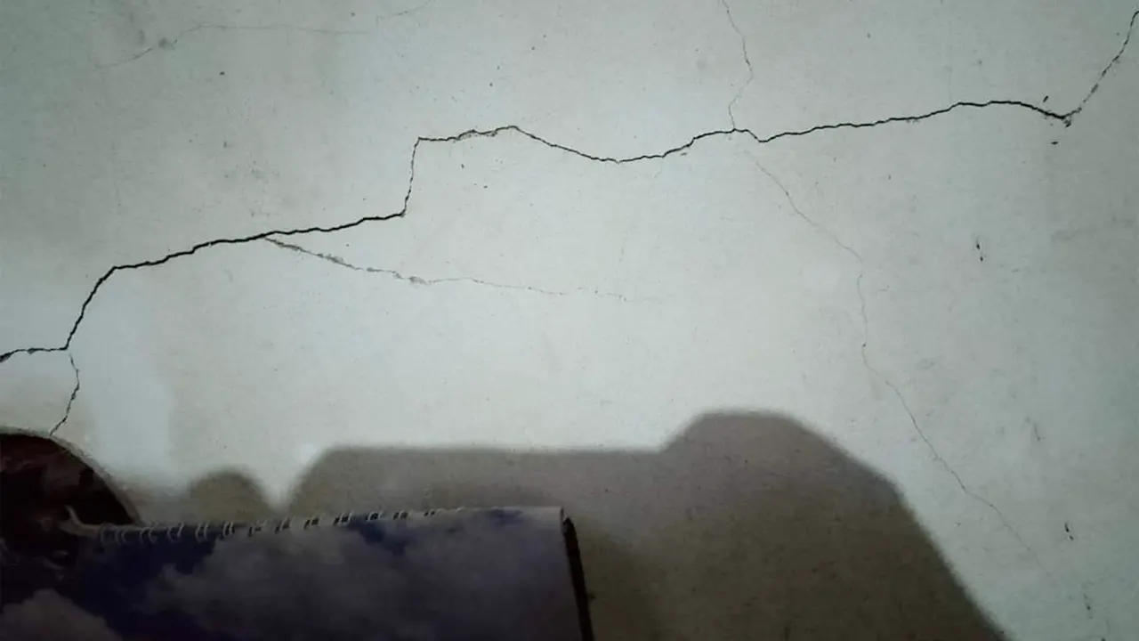 বিস্ফোরণের বিকট শব্দে ফেটে যাওয়া বাড়ির দেয়াল। ছবি : কালবেলা
