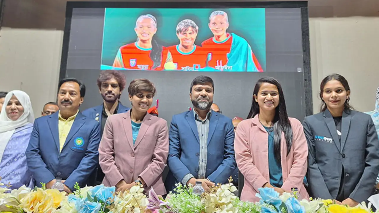 সাতক্ষীরা জেলা প্রশাসনের অনুষ্ঠানে সাবিনা, মাসুরা ও আফিদা। ছবি : কালবেলা