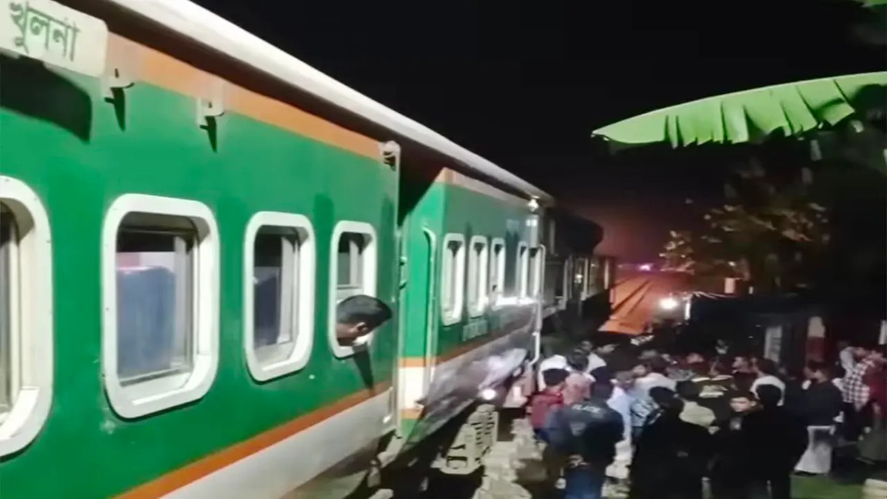 ব্রেক ফেল হওয়া ‘সীমান্ত এক্সপ্রেস’ ট্রেন। ছবি : কালবেলা