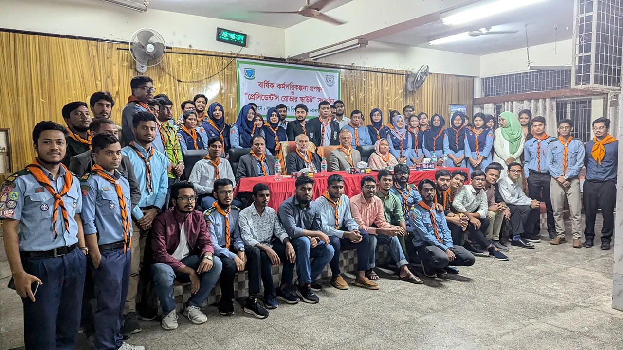 বিশ্ববিদ্যালয়ের টিএসসি মিনি কনফারেন্স কক্ষে বিশ্ববিদ্যালয় (বাকৃবি) রোভার স্কাউট গ্রুপ। ছবি : কালবেলা