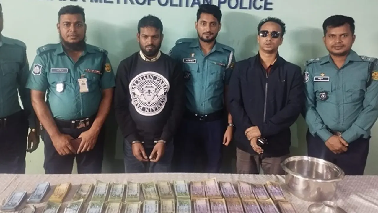 স্টেডফাস্ট কুরিয়ার সার্ভিসের কর্মচারী মো. শওকত আলীকে টাকাসহ গ্রেপ্তার করেছে পুলিশ। ছবি: সংগৃহীত