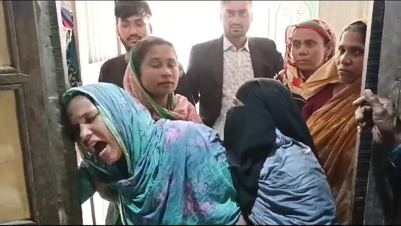শরীয়তপুরের ডামুড্যায় দুপক্ষের সংঘর্ষ থামাতে বৃদ্ধ নিহতের ঘটনায় স্বজনদের আহজারি। ছবি : কালবেলা