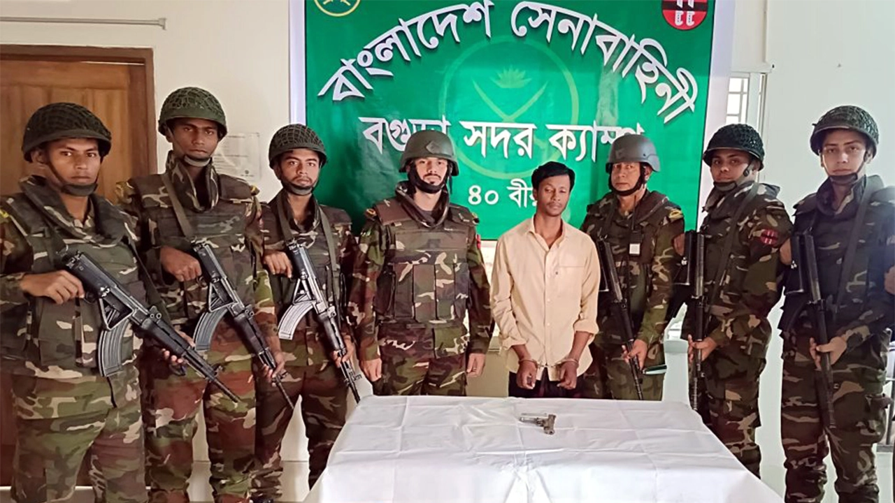 অস্ত্রসহ গ্রেপ্তার কৃষকলীগ নেতা। ছবি : কালবেলা