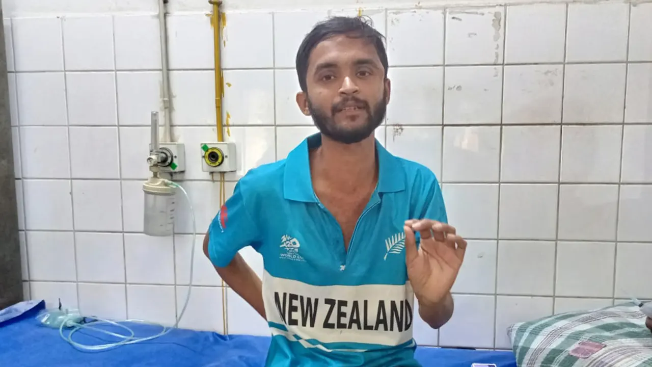 হাসপাতালে চিকিৎসাধীন আশিক। ছবি : কালবেলা