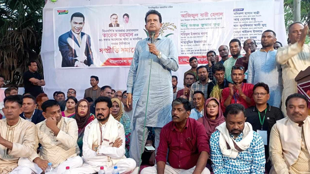 খুলনায় সম্প্রীতি সমাবেশে বক্তব্য দেন আজিজুল বারী হেলাল। ছবি : কালবেলা