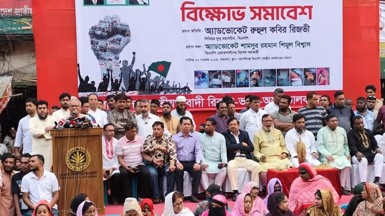 গণঅভ্যুত্থানে রিকশাচালকদের হত্যার প্রতিবাদে আয়োজিত বিক্ষোভ সমাবেশ। ছবি : কালবেলা